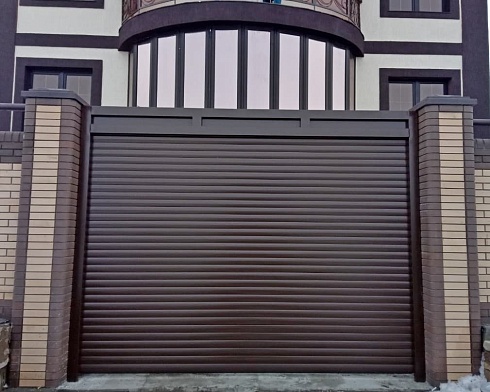 Роллетные ворота Алютех серии Prestige со сплошным алюминиевым профилем роликовой прокатки AG/77 с доставкой в Аксае 